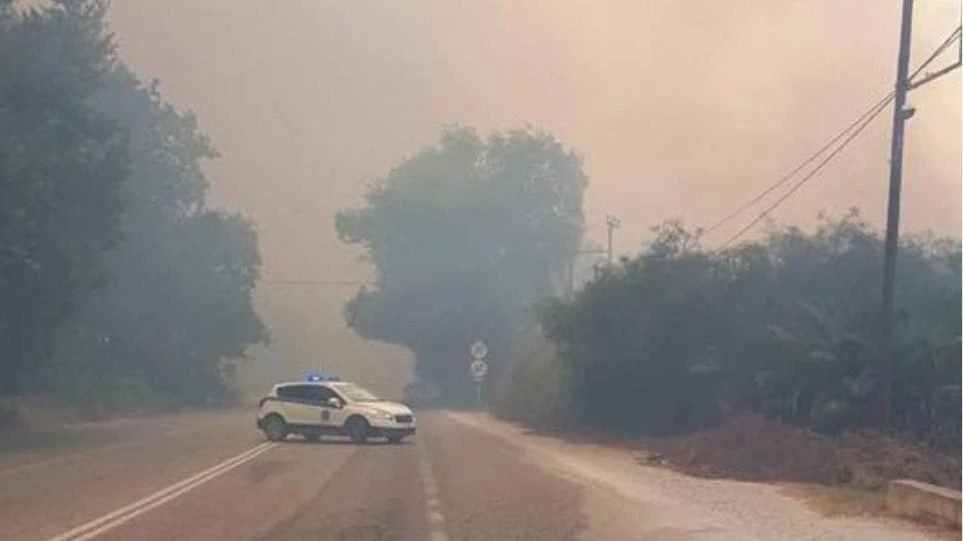 Κρήτη: Μεγάλη φωτιά στα Χανιά – Στο νοσοκομείο πέντε άτομα με αναπνευστικά προβλήματα